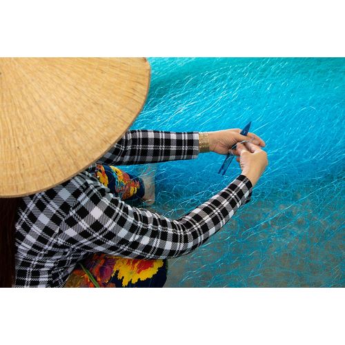 Norring, Tom 아티스트의 Vietnam-Women repairing fishing nets작품입니다.